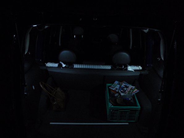 Innenraum nachts nur mit Kofferraumleuchten